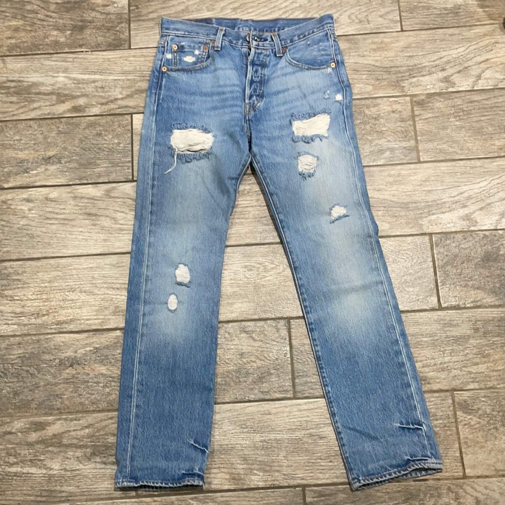 Vintage 501 Levi’s men’s 29x30 fits like women’s 24/25 blue jeans.